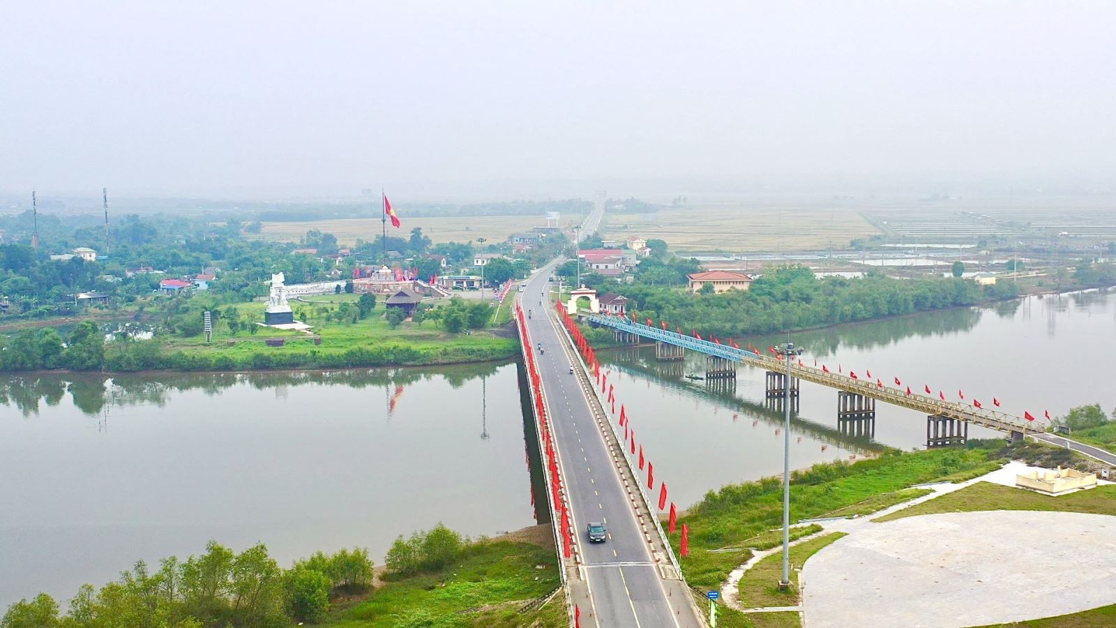 Cụm di tích lịch sử quốc gia đặc biệt đôi bờ Hiền Lương - Bến Hải